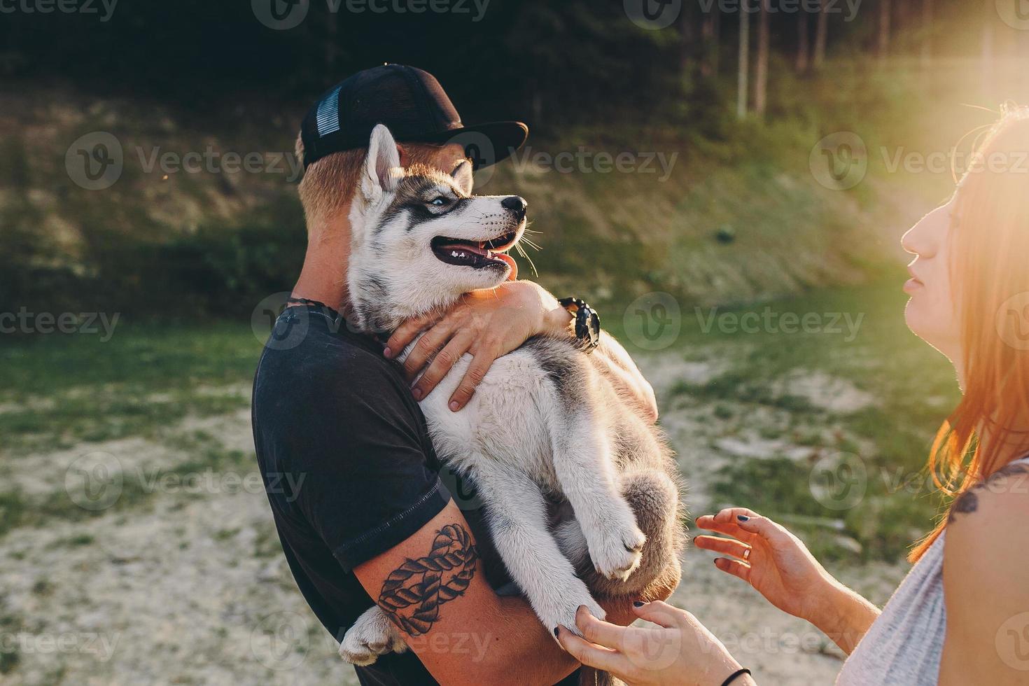 foto de una pareja en la colina