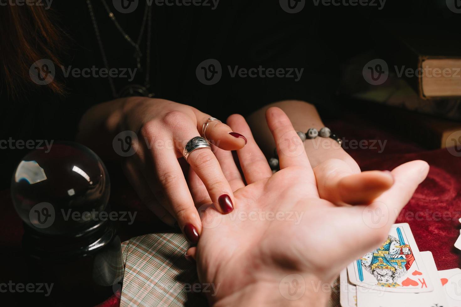 leyendo las líneas de la mano en las manos de un hombre foto