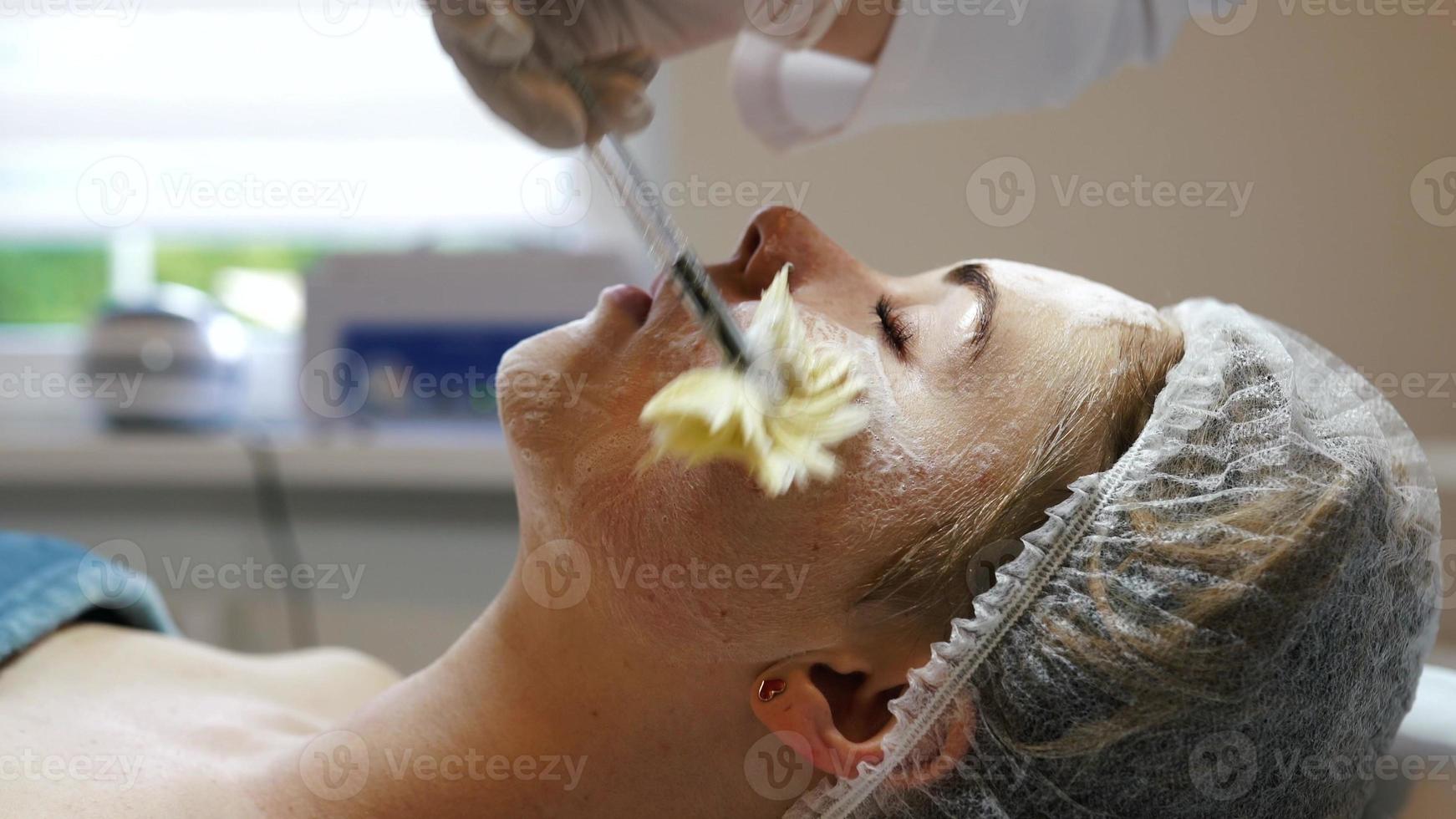 Young pretty woman receiving treatments in beauty salons. photo