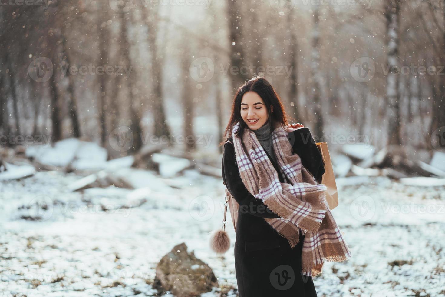 joven hermosa modelo posando en el bosque de invierno. retrato de moda elegante foto