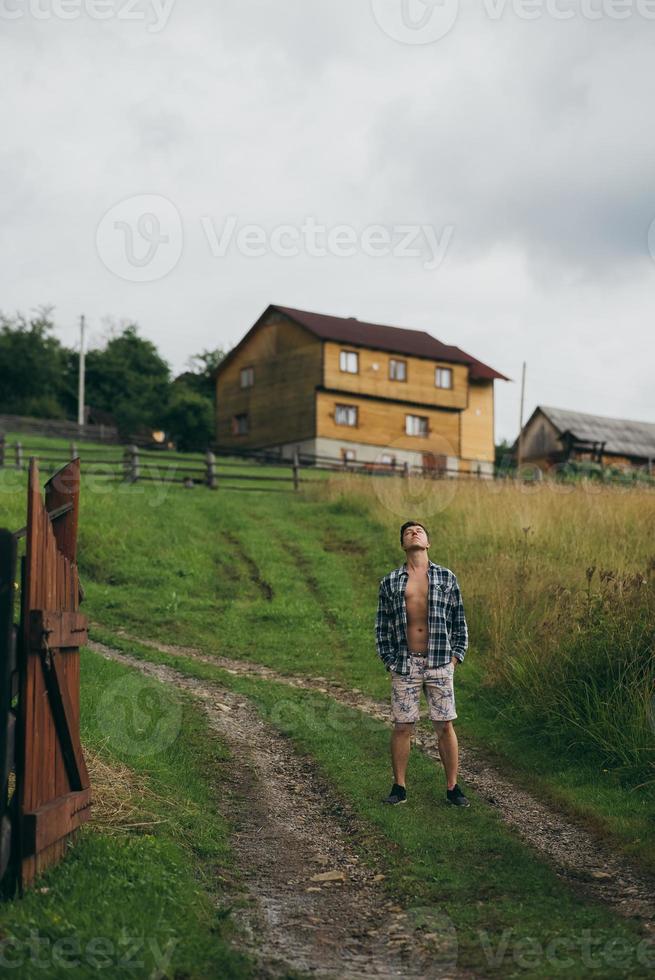 el tipo con una camisa y pantalones cortos en la ladera de la colina foto