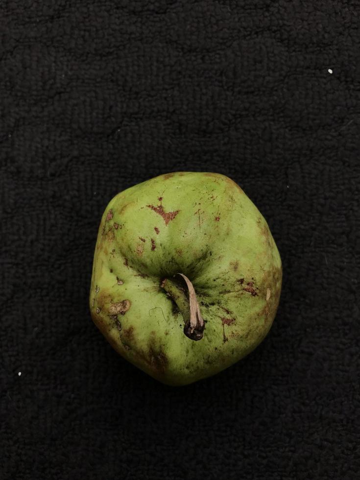 guayaba o jambu klutuk sobre un fondo oscuro foto