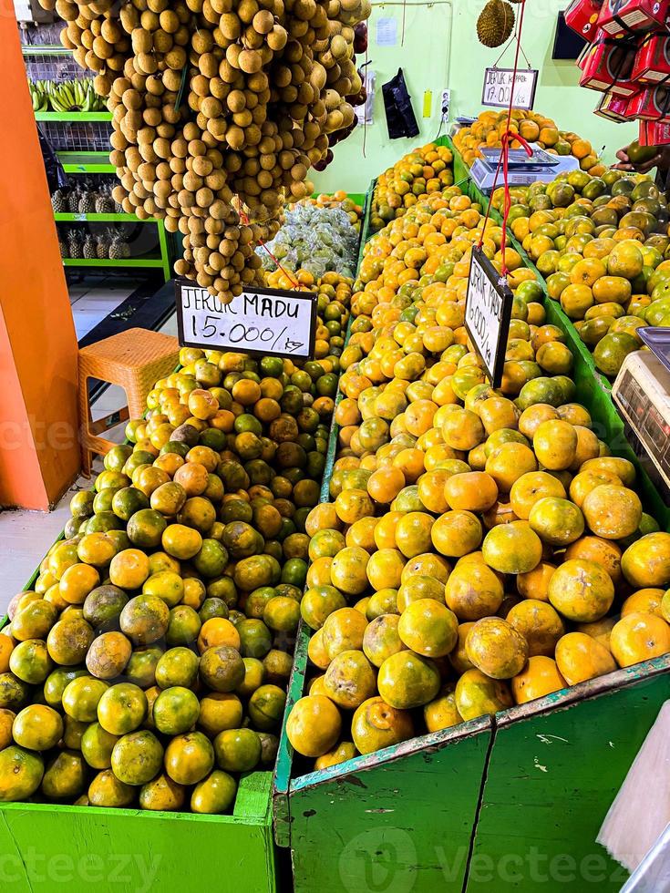 cítricos amarillos en el supermercado foto