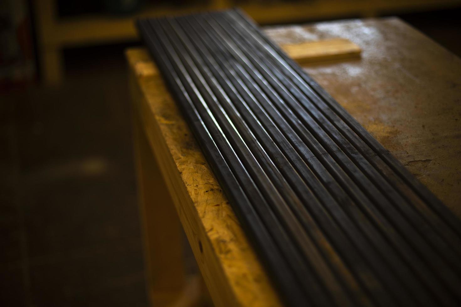 el perfil de acero se encuentra en fila. producción de metales artículo en el garaje. foto
