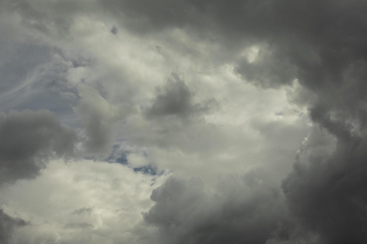 nubes de lluvia en el cielo. va a llover. nubes grises foto