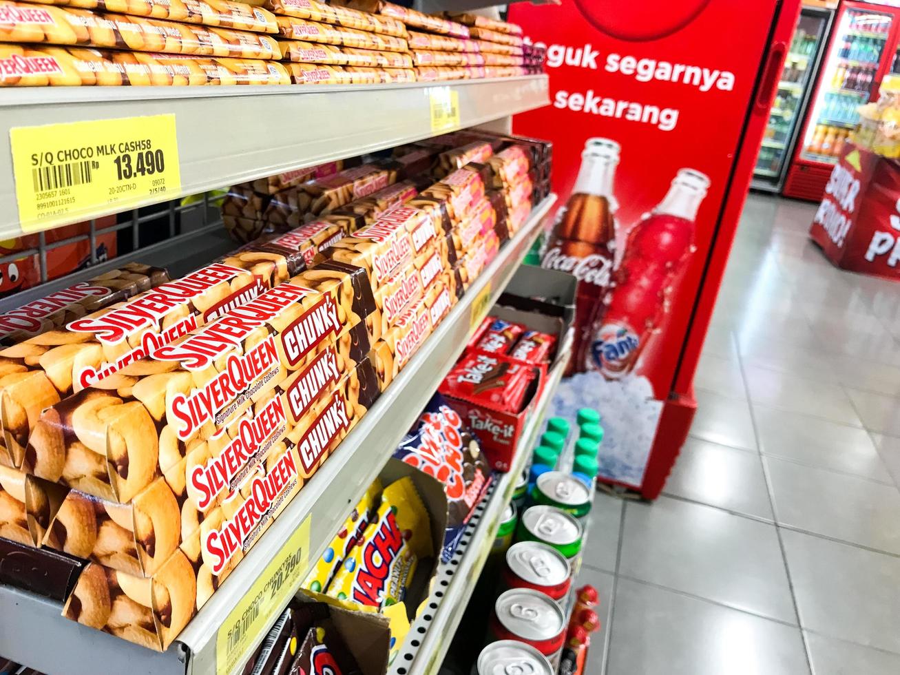 surakarta - indonesia, 2022 fotografía del chocolate de silverqueen en la sección de chocolate del supermercado. enfoque selectivo foto