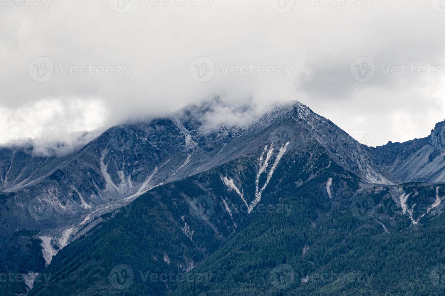montañas gris-negras en las nubes foto