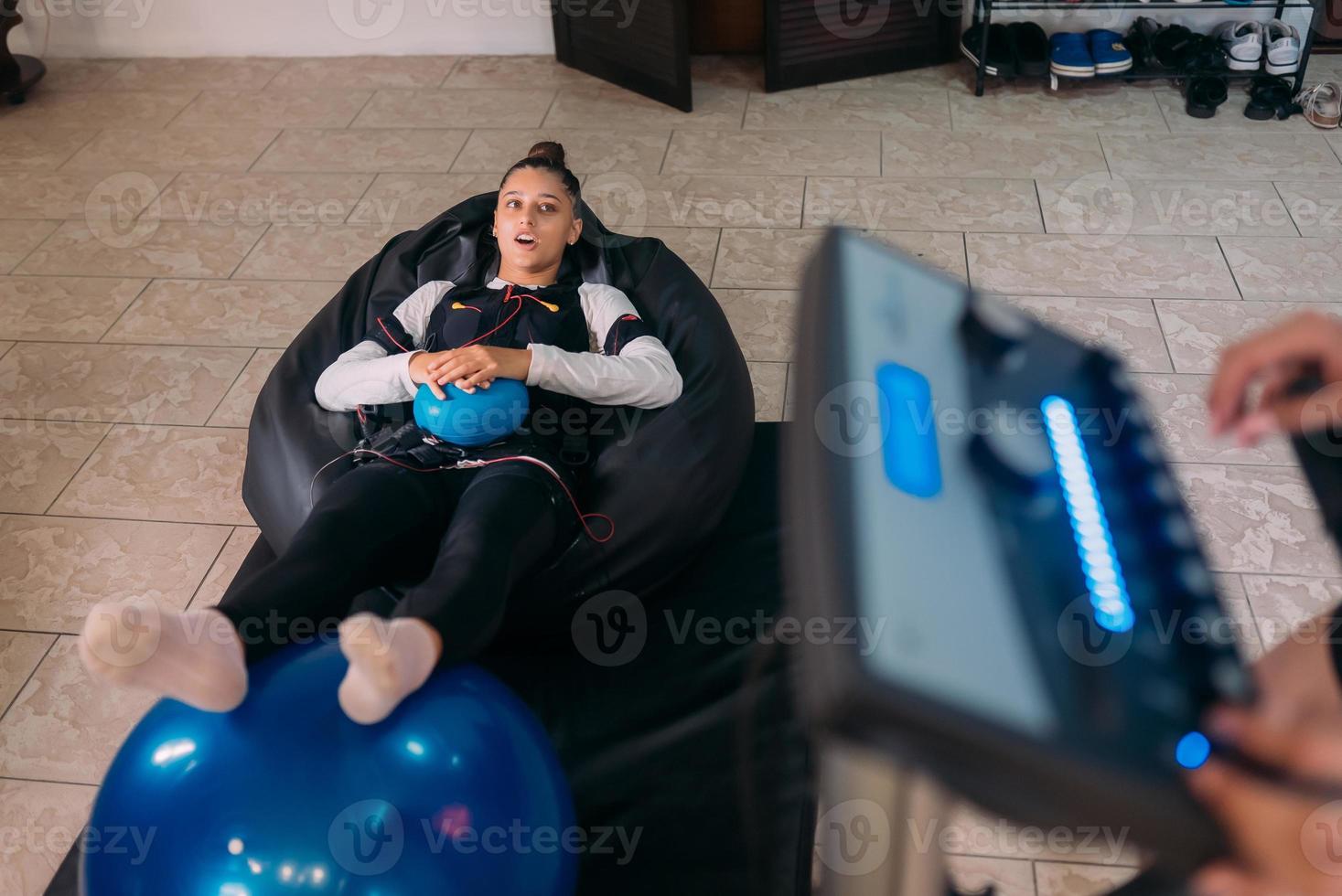 entrenamiento ems. la niña yace en un traje con cables. foto