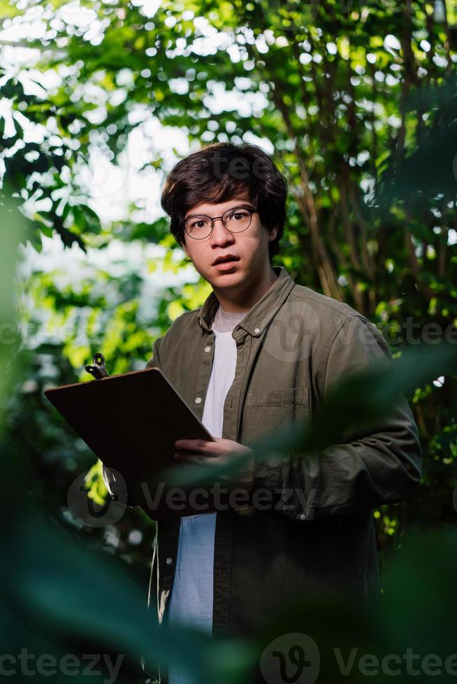 concepto de protección de la naturaleza y preservación de la vida silvestre. científico masculino mirando la cámara foto