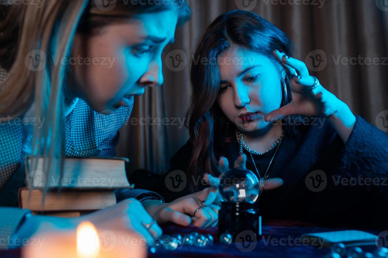 mujer y adivino con bola de cristal foto