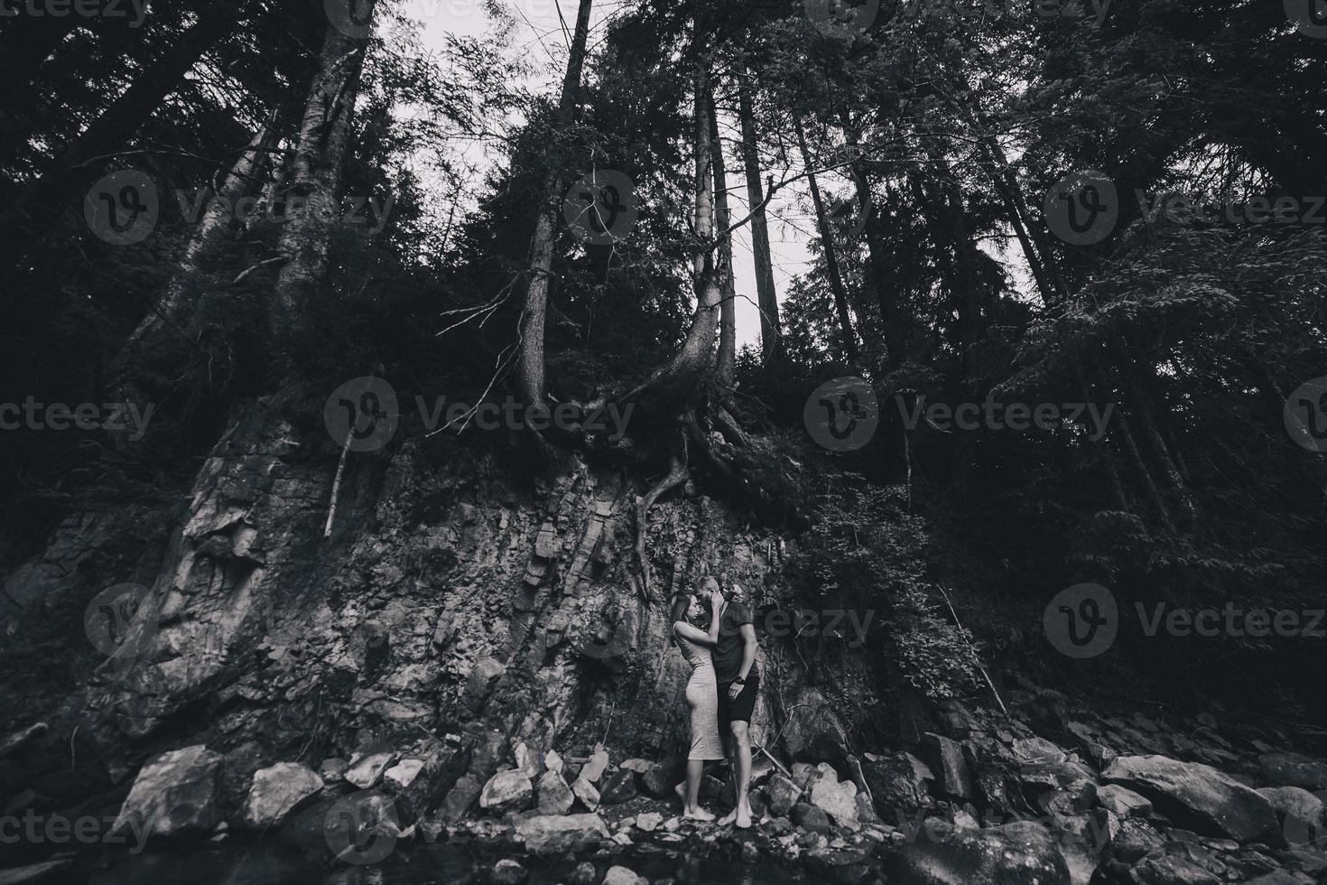 hermosa pareja en el fondo del bosque foto