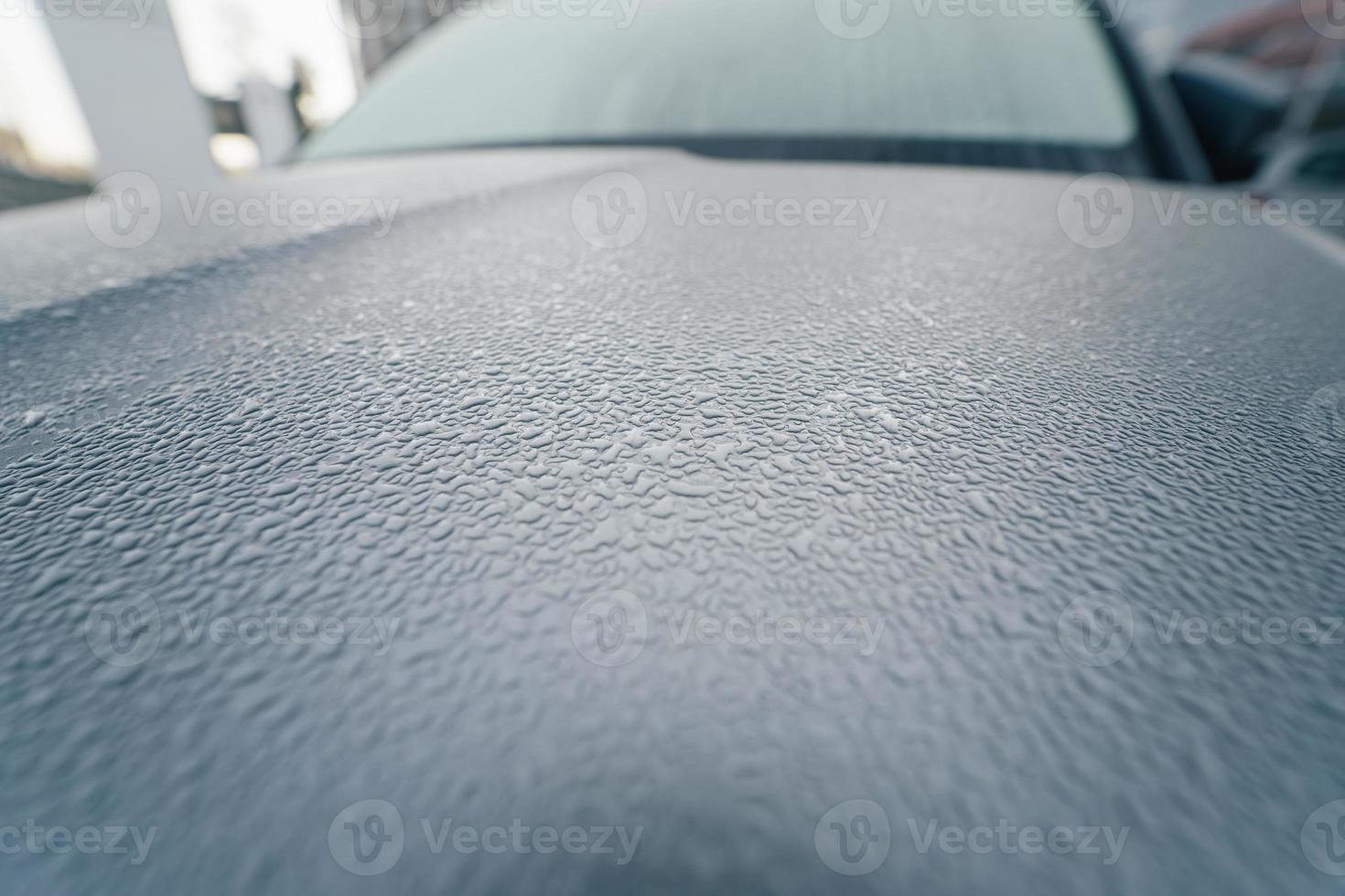 gotas de lluvia en el capó del coche. de cerca. foto