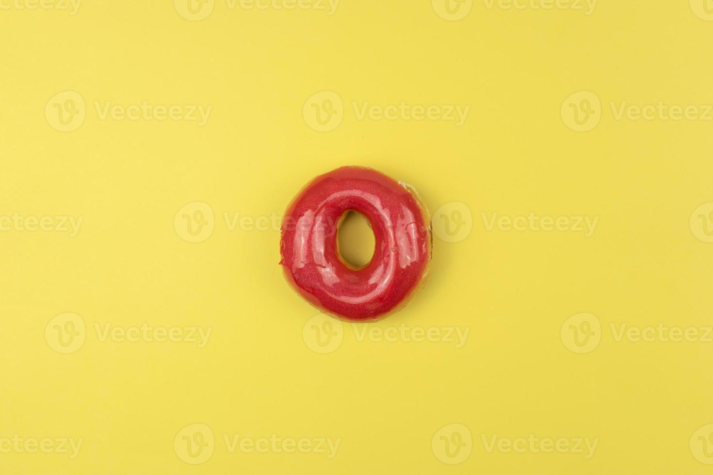 un sabroso donut glaseado se encuentra sobre un fondo amarillo foto