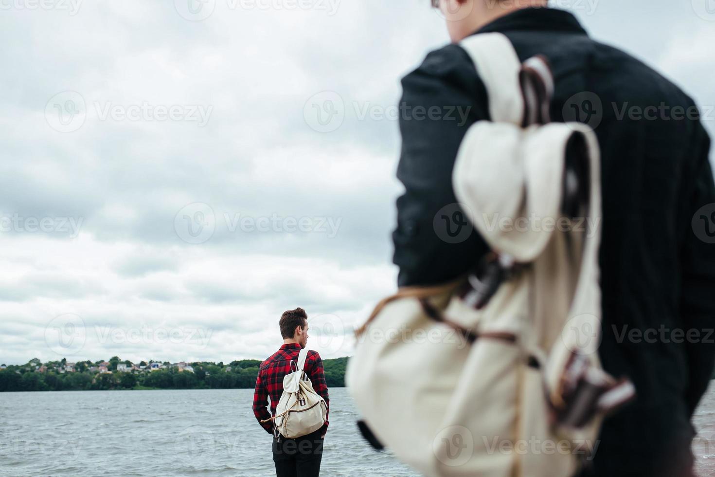 dos jóvenes de pie en un muelle foto