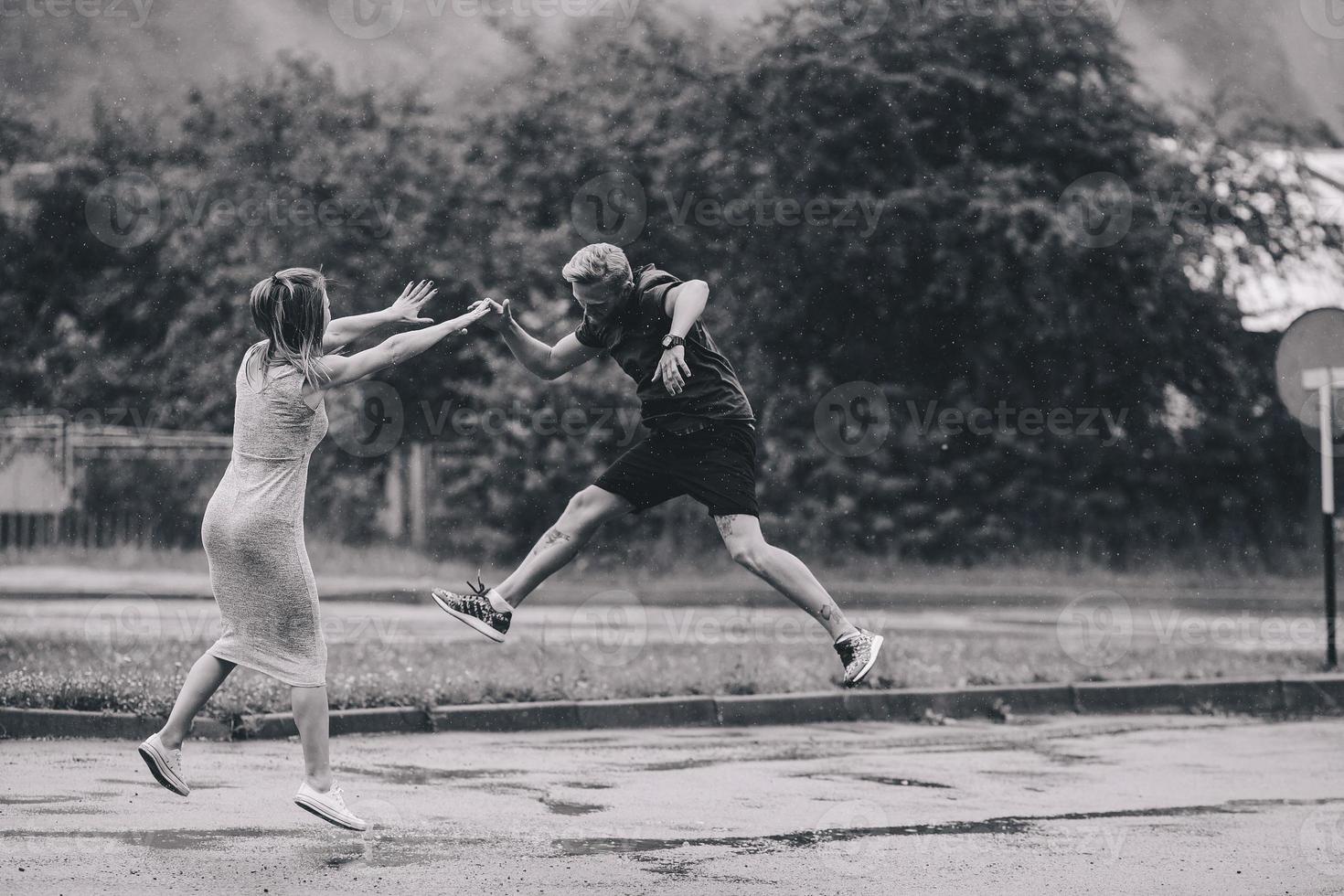 hermosa pareja bajo la lluvia foto