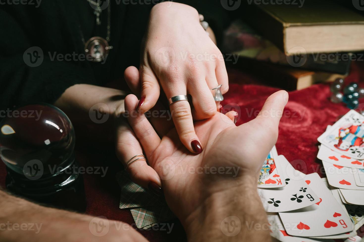 leyendo las líneas de la mano en las manos de un hombre foto