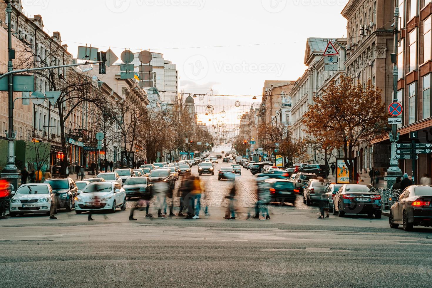 kiev, ucrania - 14 de abril de 2019 vista nocturna de las calles de kiev. alboroto urbano. calle bogdan khmelnitsky foto