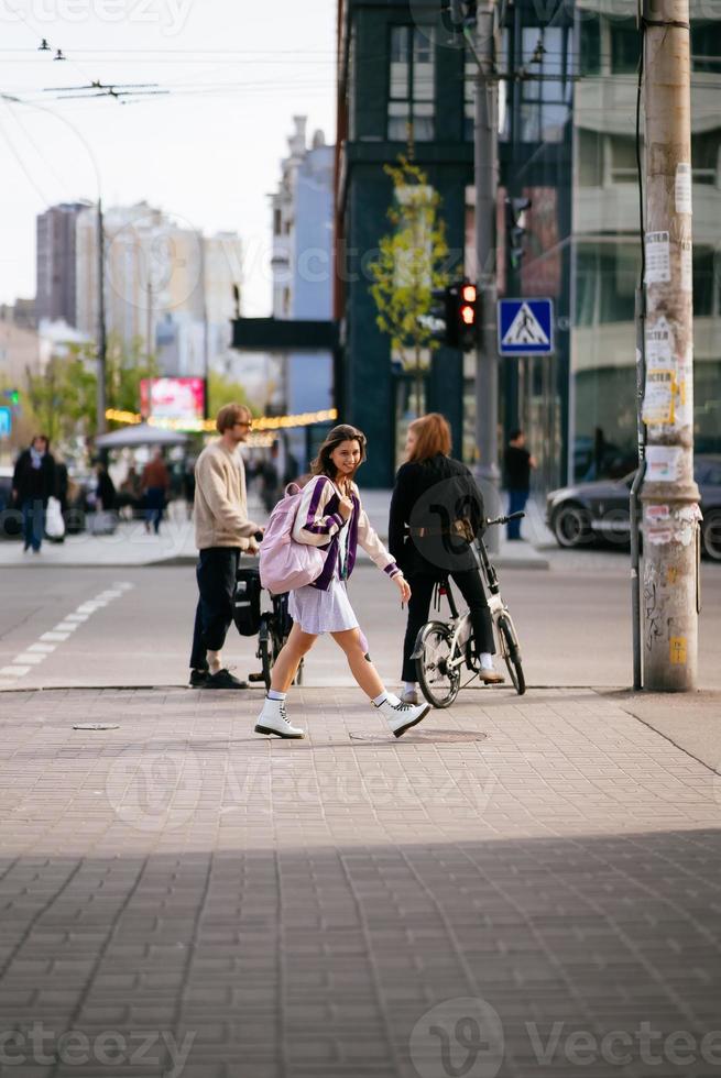 bastante joven, caminando en la calle. foto