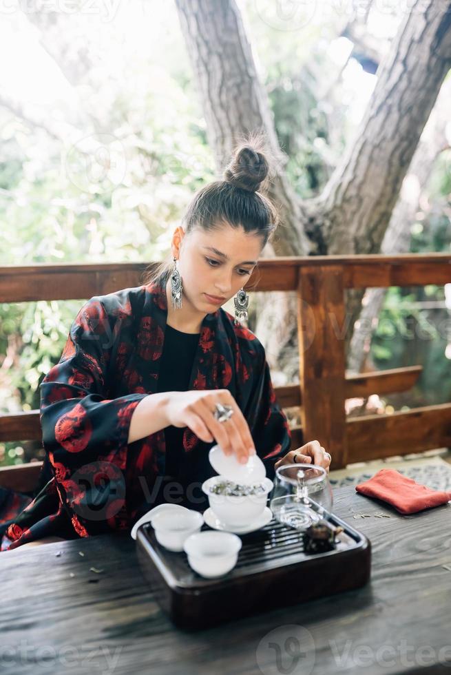 proceso de preparación de té. mujer tomando té de hierbas foto