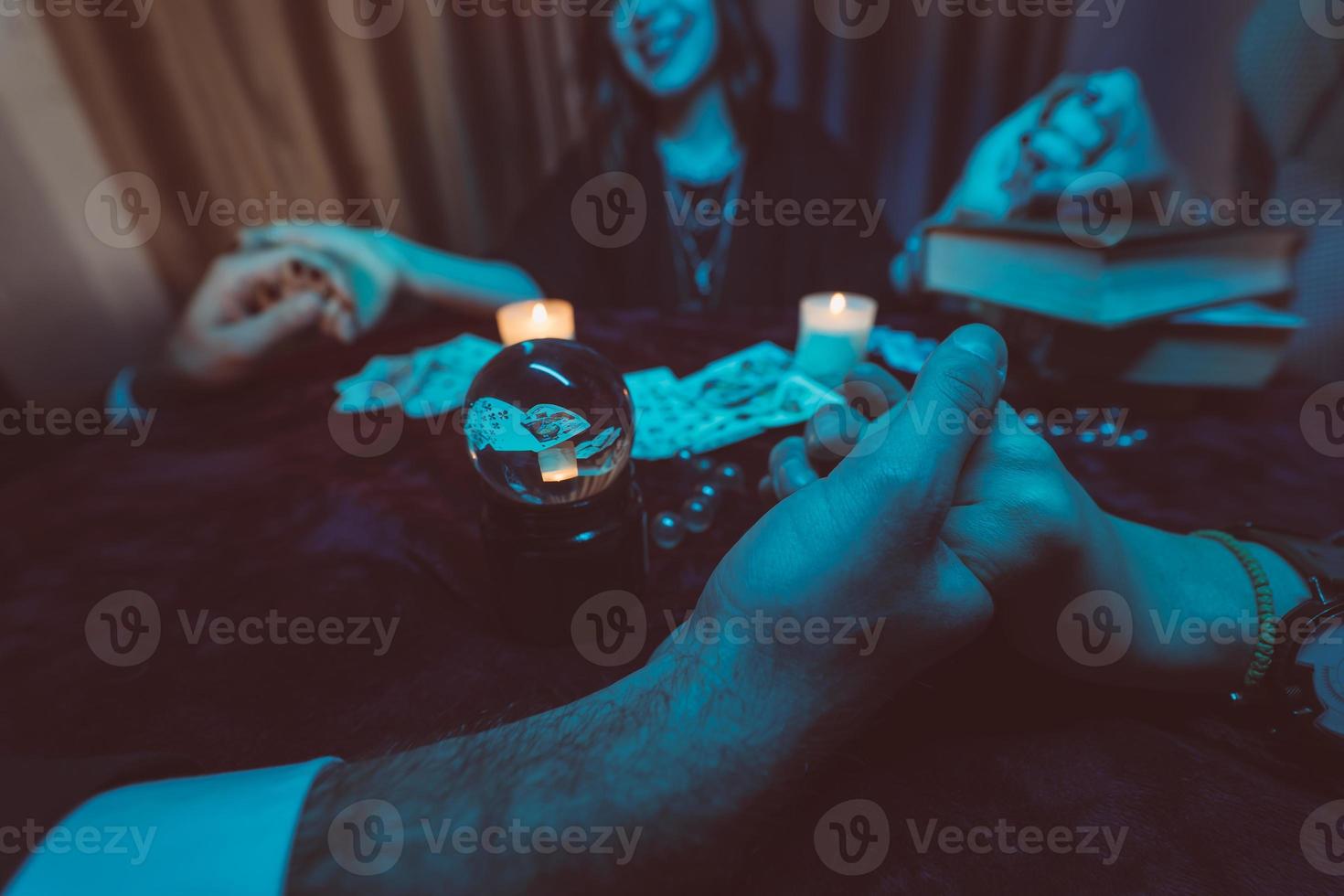la gente se da la mano de la noche en la mesa con velas foto