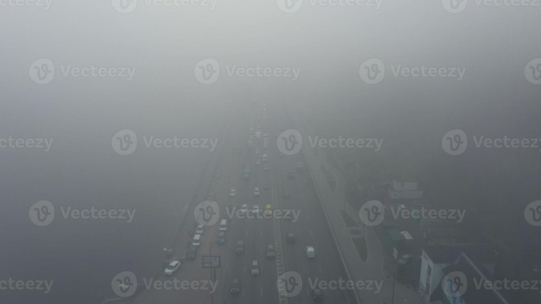 una ciudad cubierta de niebla. tráfico de la ciudad, vista aérea foto