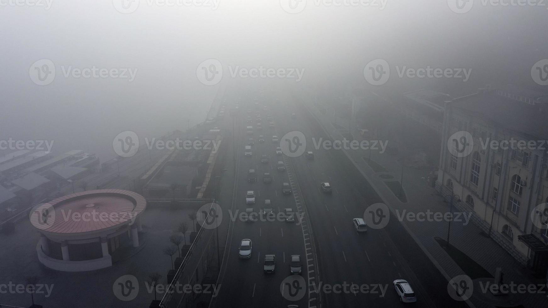 una ciudad cubierta de niebla. tráfico de la ciudad, vista aérea foto