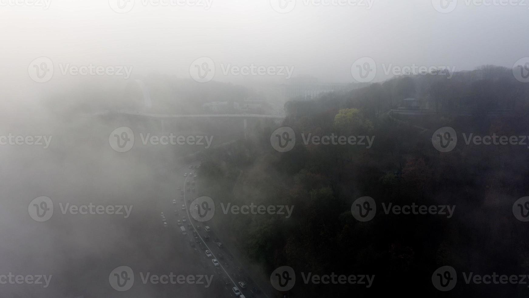 una ciudad cubierta de niebla. tráfico de la ciudad, vista aérea foto