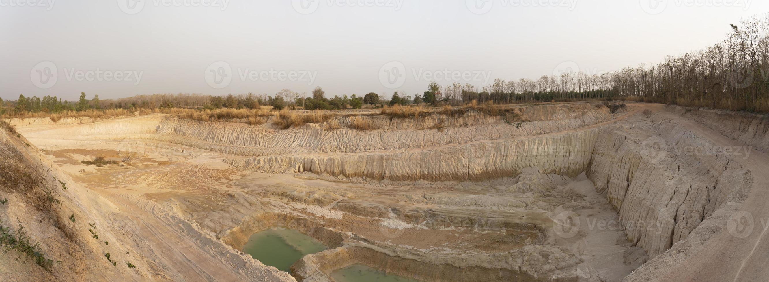 el panorama es como el suelo que ha sido abandonado después de la excavación. industria de venta de suelos foto