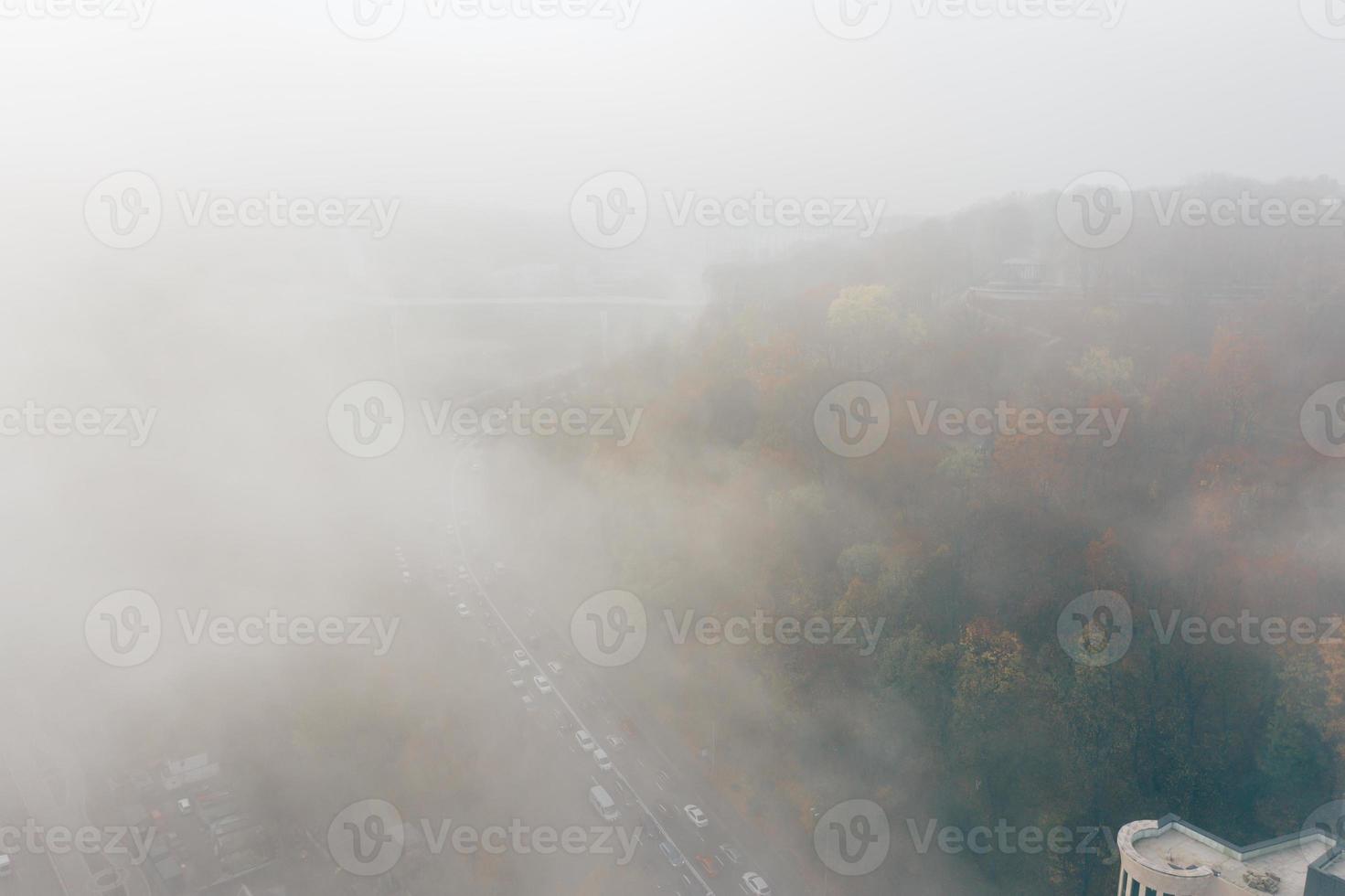 una ciudad cubierta de niebla. tráfico de la ciudad, vista aérea foto