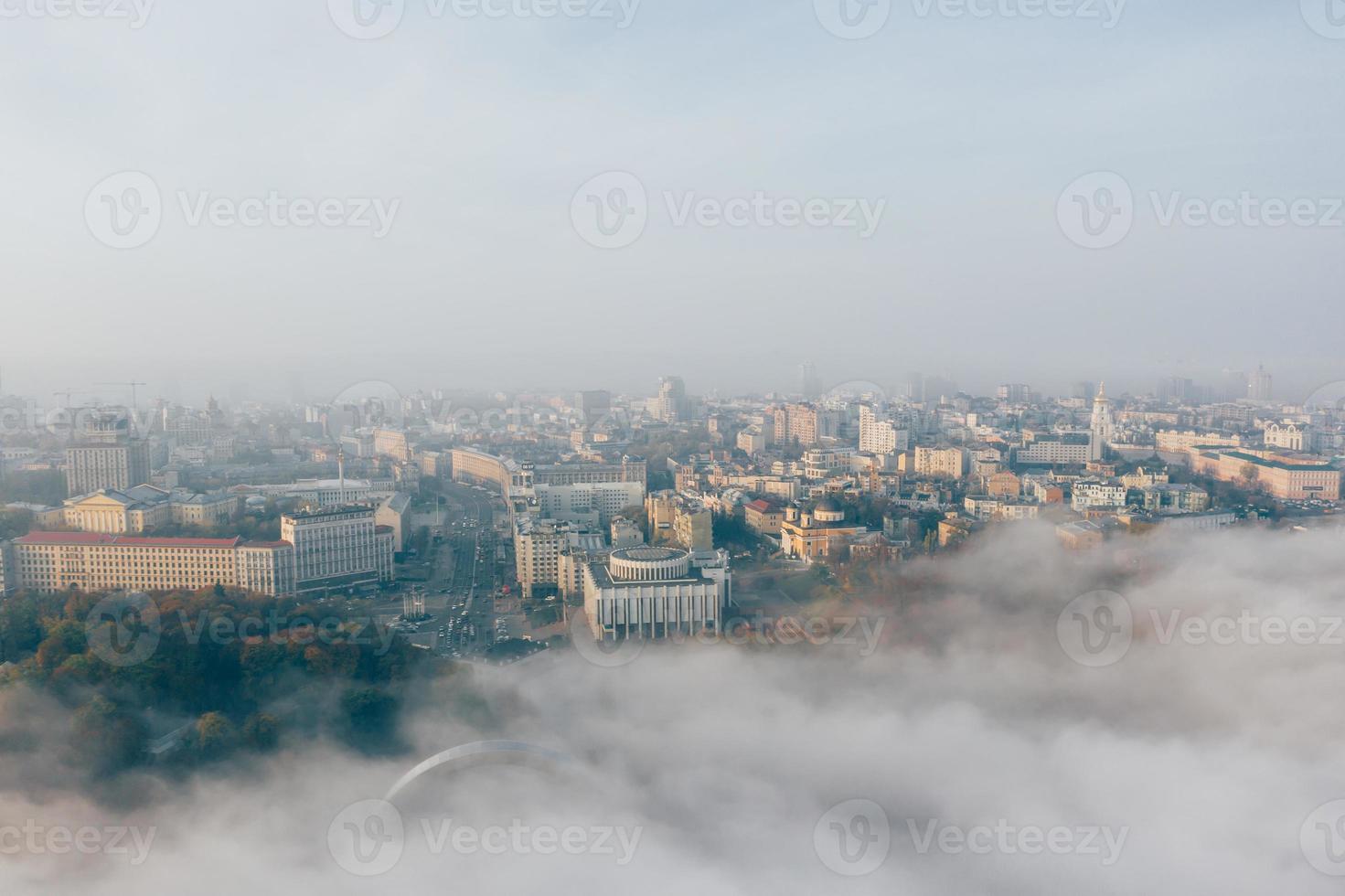 vista aérea de la ciudad en la niebla foto