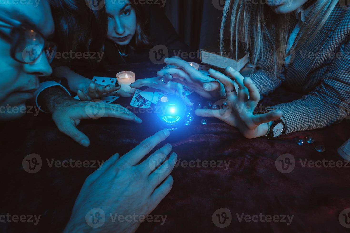 grupo de personas y mujer adivina con bola de cristal foto