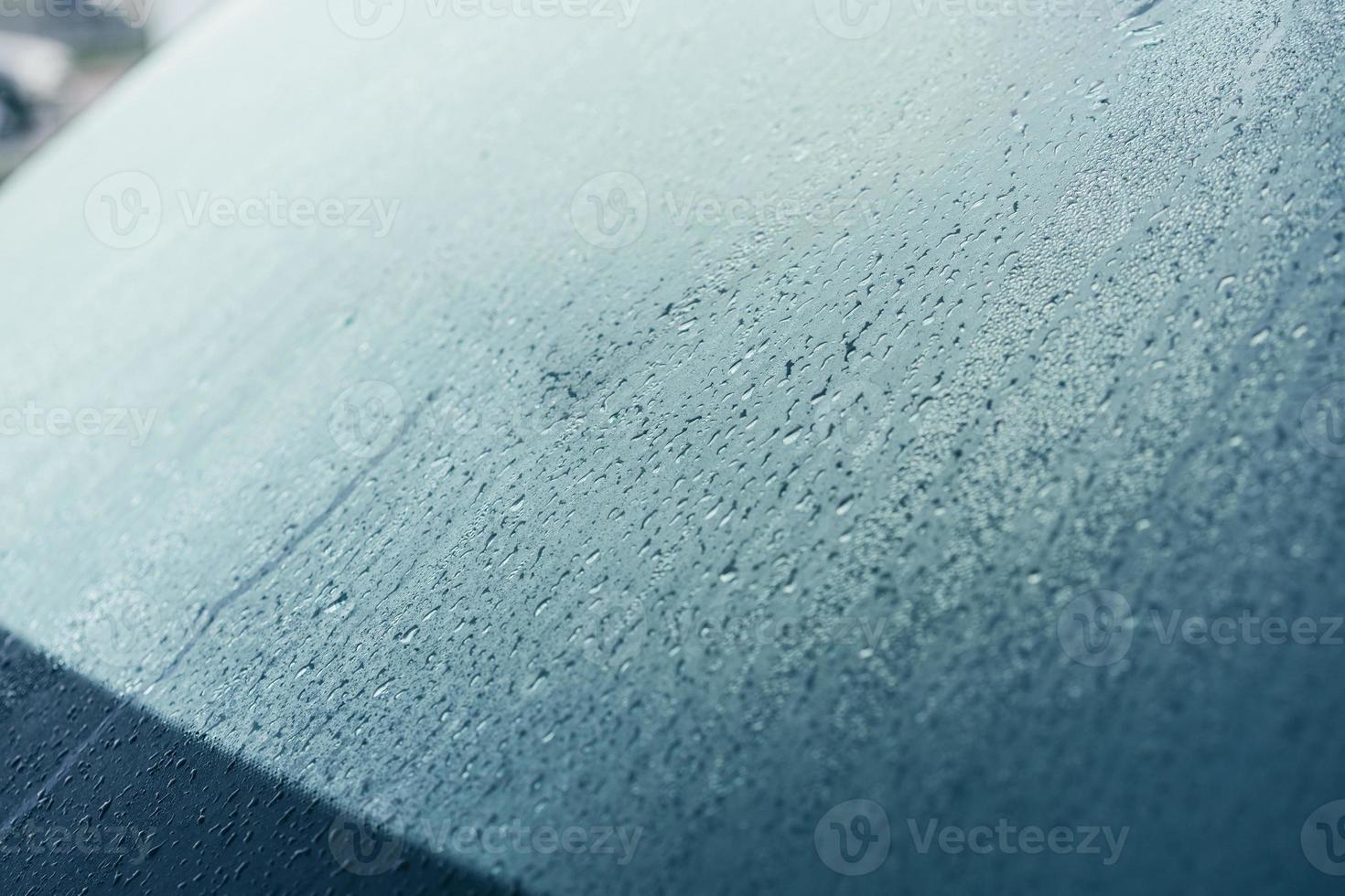 gotas de lluvia en el capó del coche. de cerca. foto