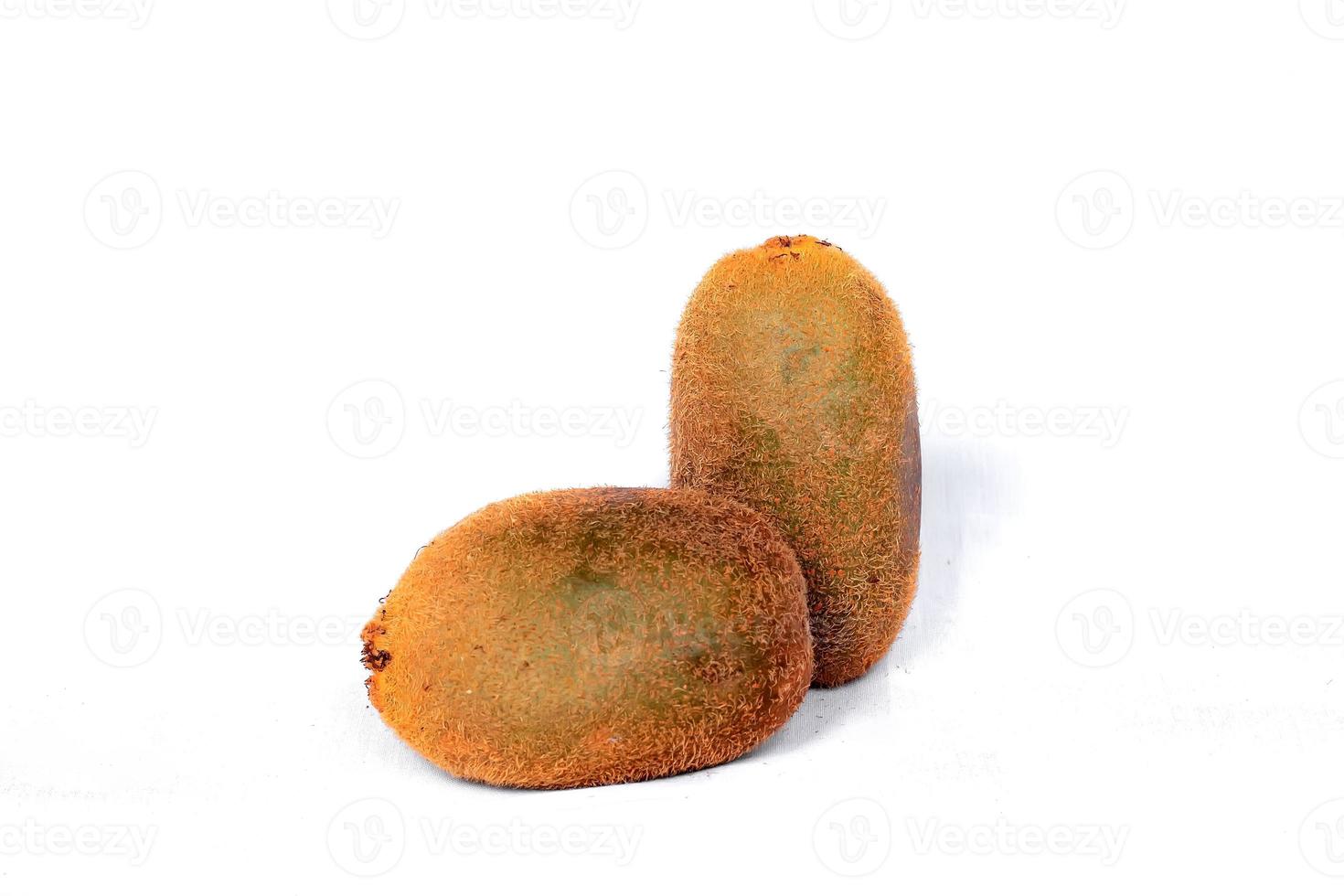 deliciosos kiwis maduros. fruta kawi aislada en un fondo blanco. foto