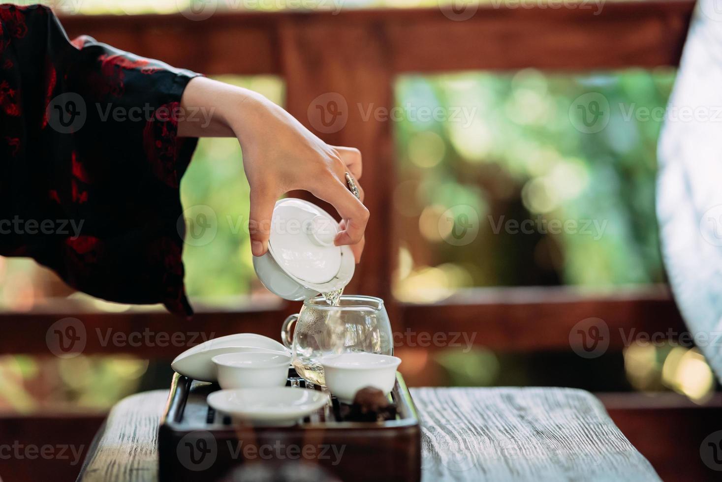 proceso de preparación de té. mujer tomando té de hierbas foto