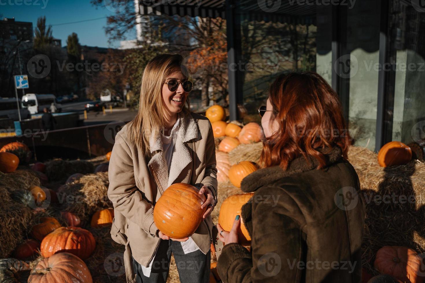 las niñas tienen calabazas en las manos. foto al aire libre.