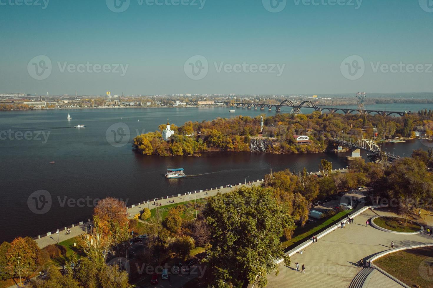 vista sobre el río dniéper en kiev. vista aérea de drones. foto