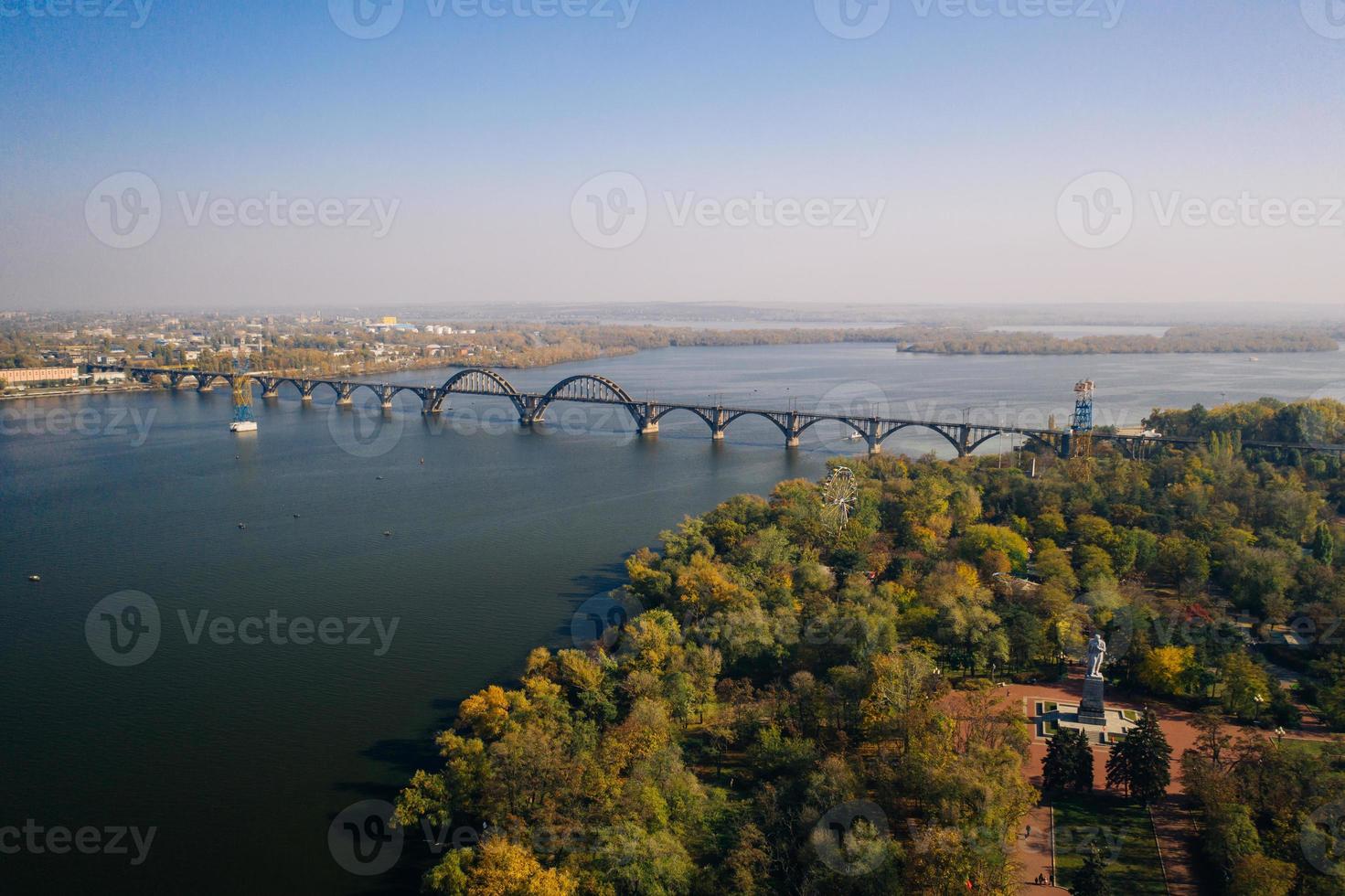 vista sobre el río dniéper en kiev. vista aérea de drones. foto