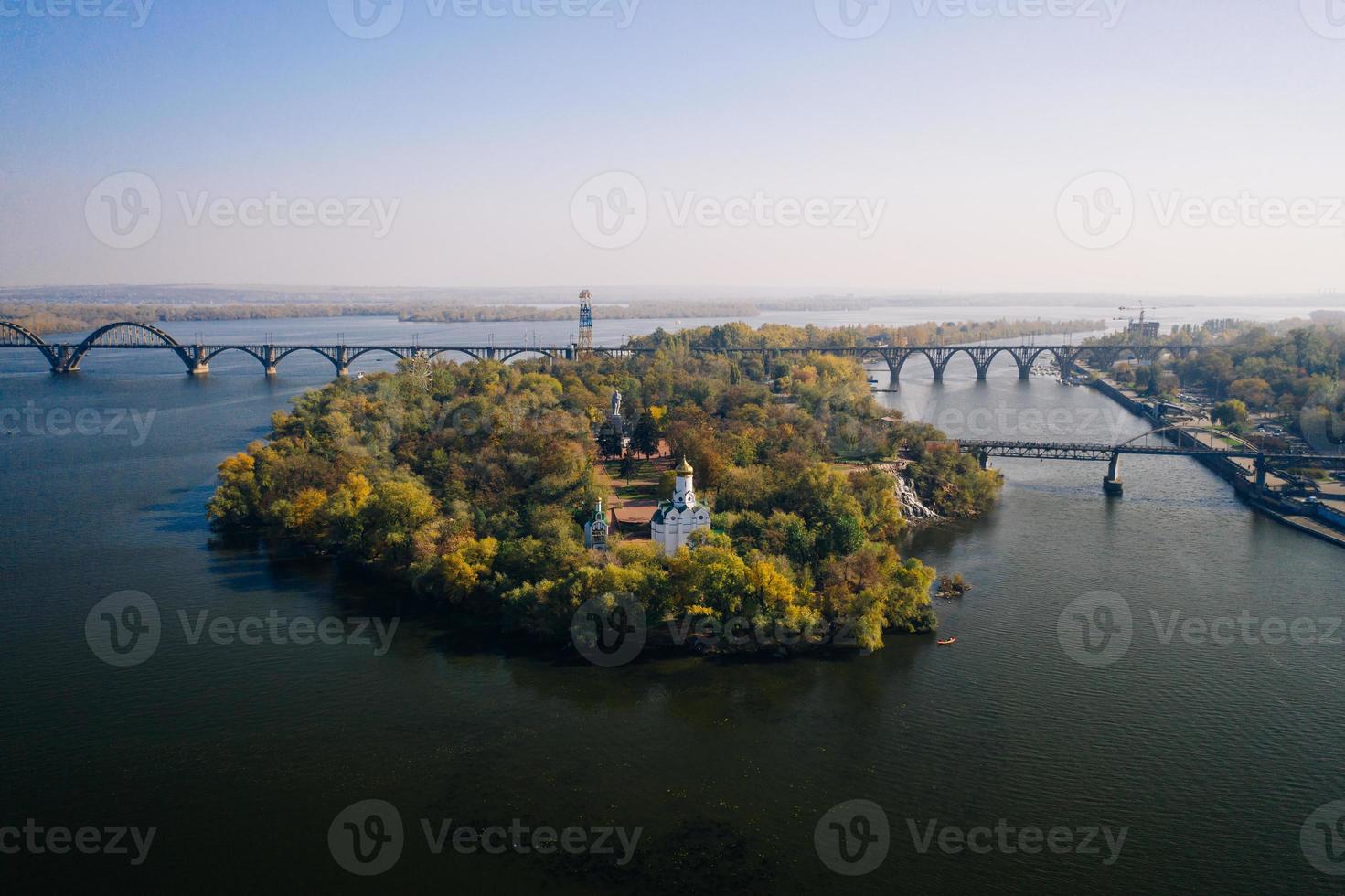 vista sobre el río dniéper en kiev. vista aérea de drones. foto