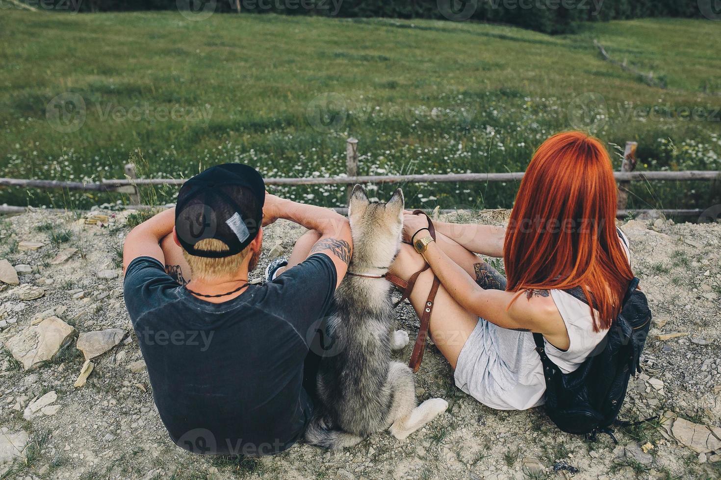 foto de una pareja en la montaña