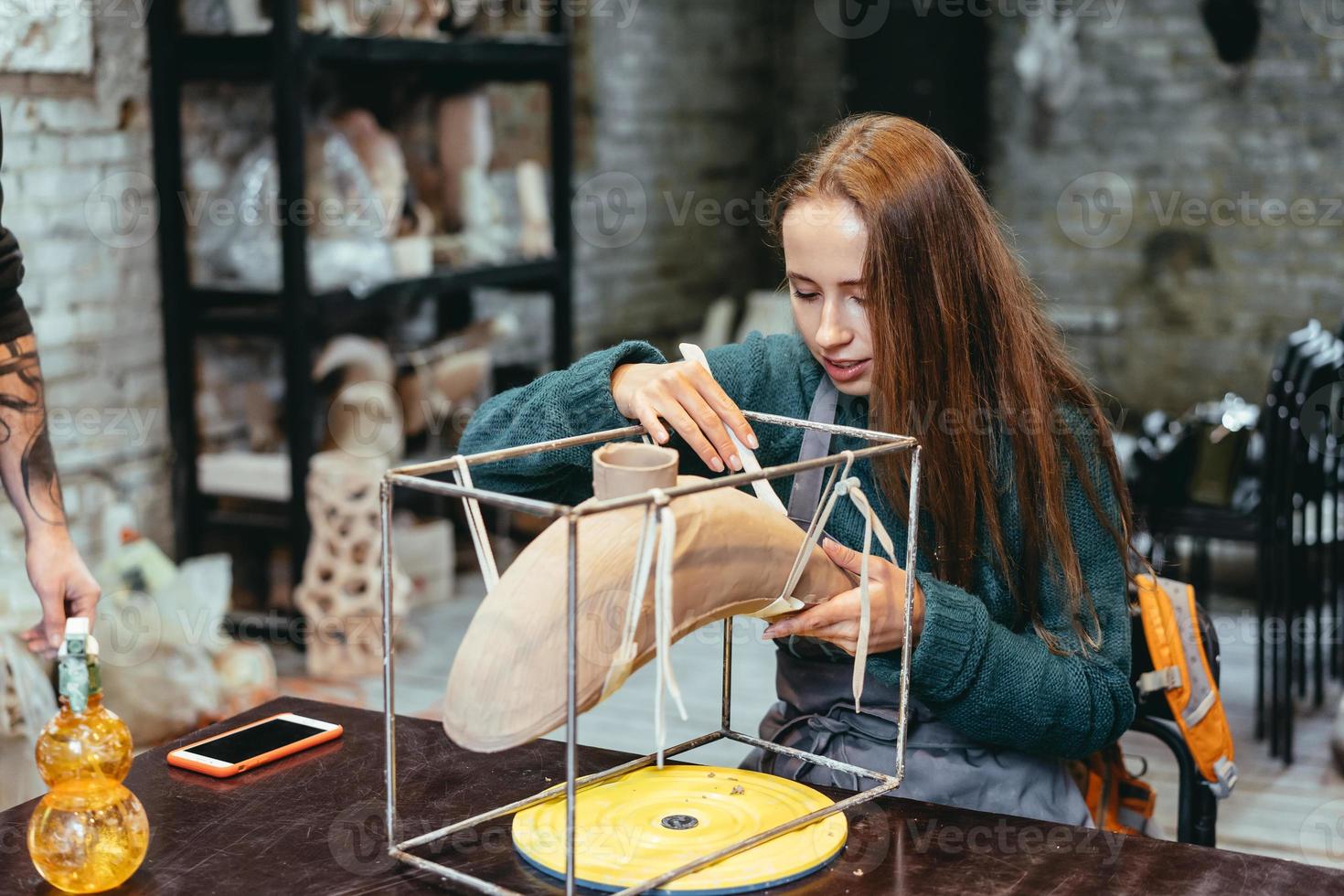 retrato de mujer joven que disfruta de su trabajo favorito en el taller. foto