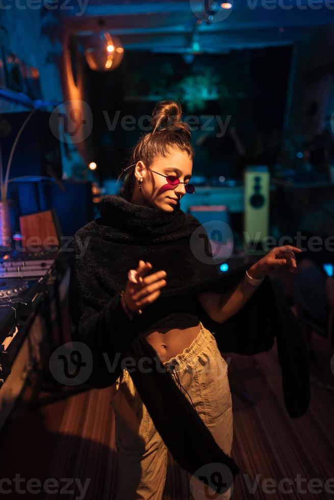 hermosa mujer bailando en un pequeño club foto