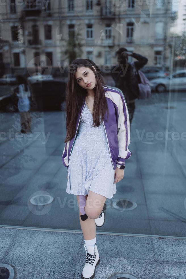 jovencita posando en la terraza del edificio de oficinas. foto