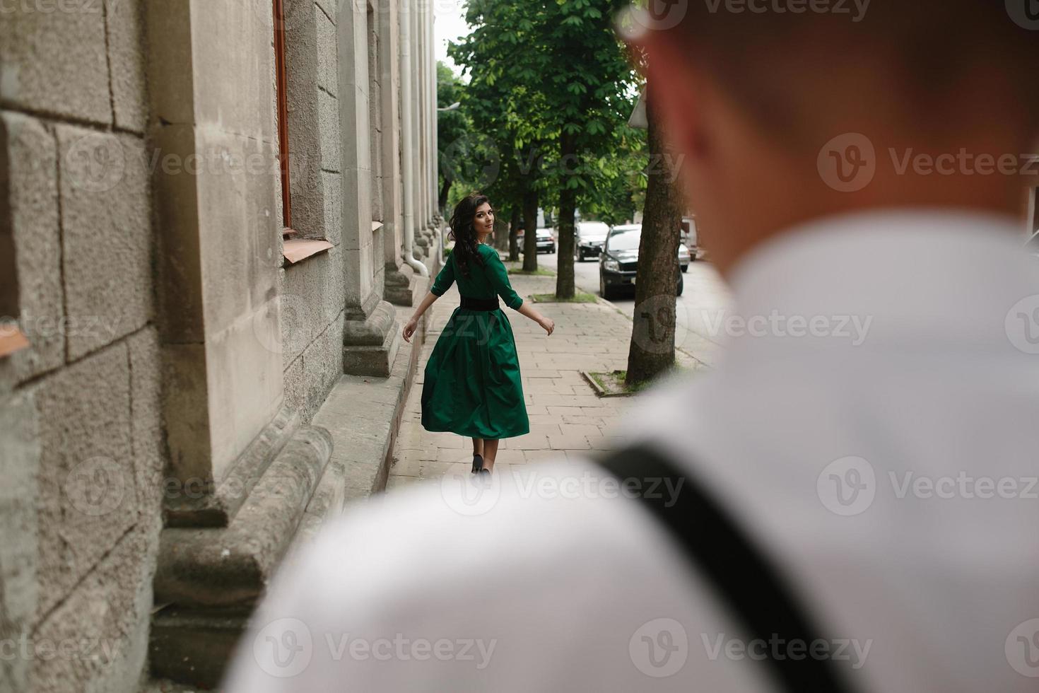 hermosa pareja europea posando en la calle foto