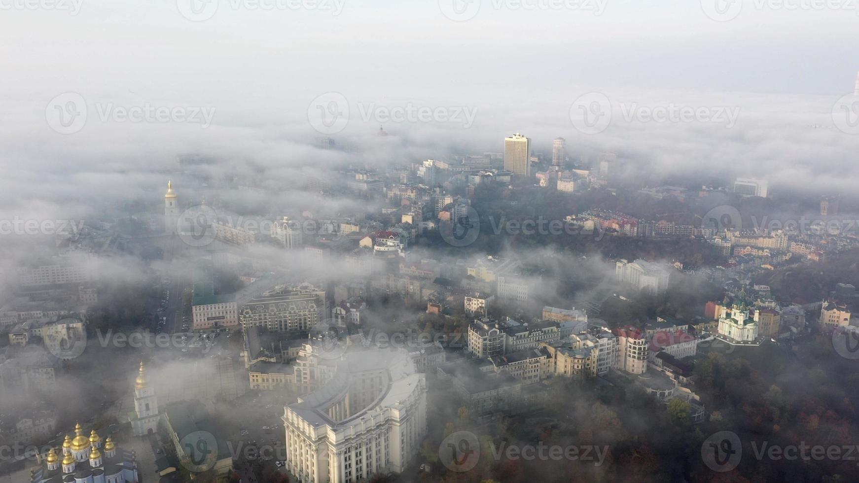 vista aérea de la ciudad en la niebla foto