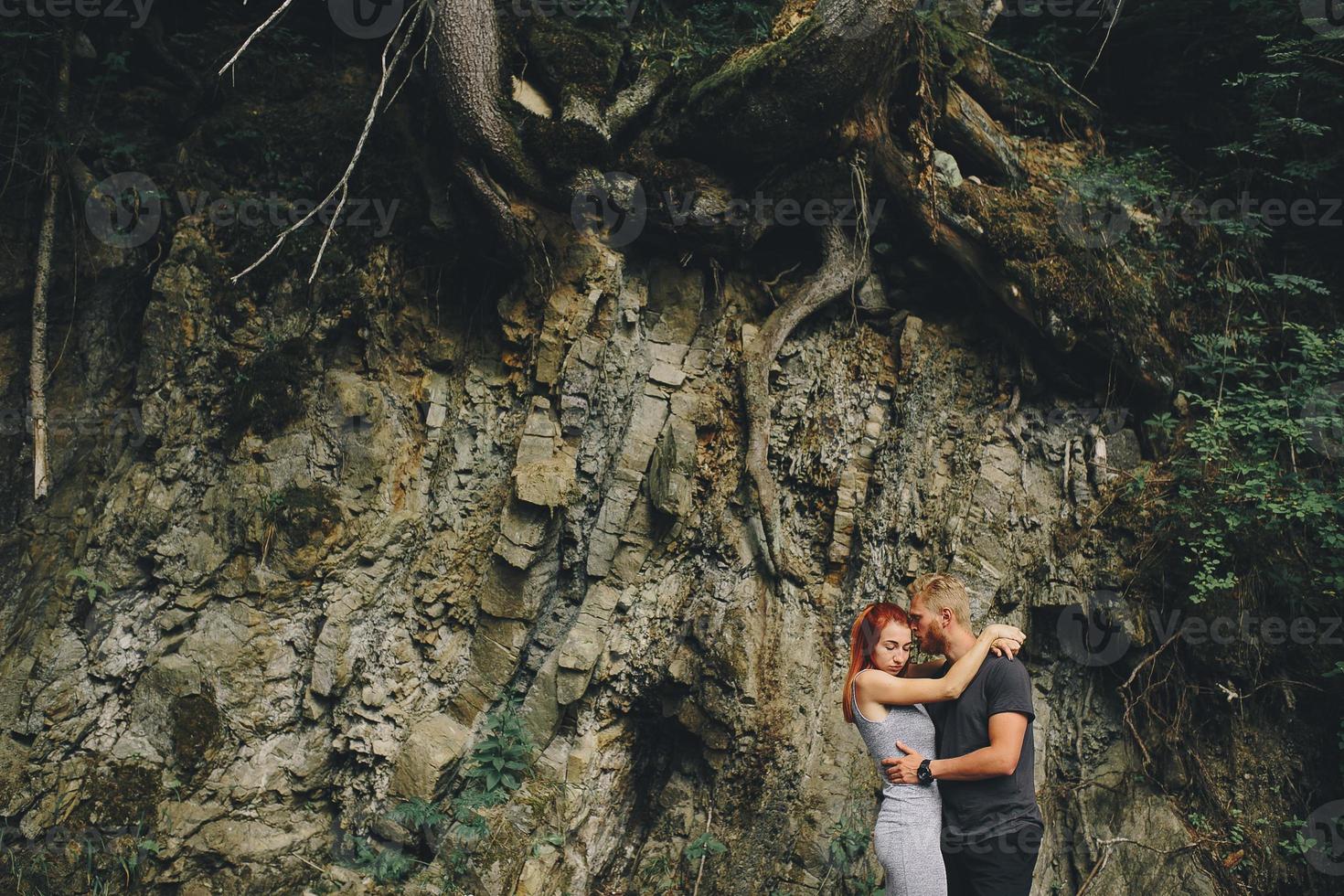 hermosa pareja en el fondo del bosque foto