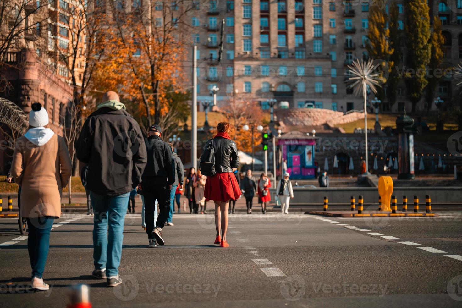 mucha gente cruzando la calle en los semáforos. foto