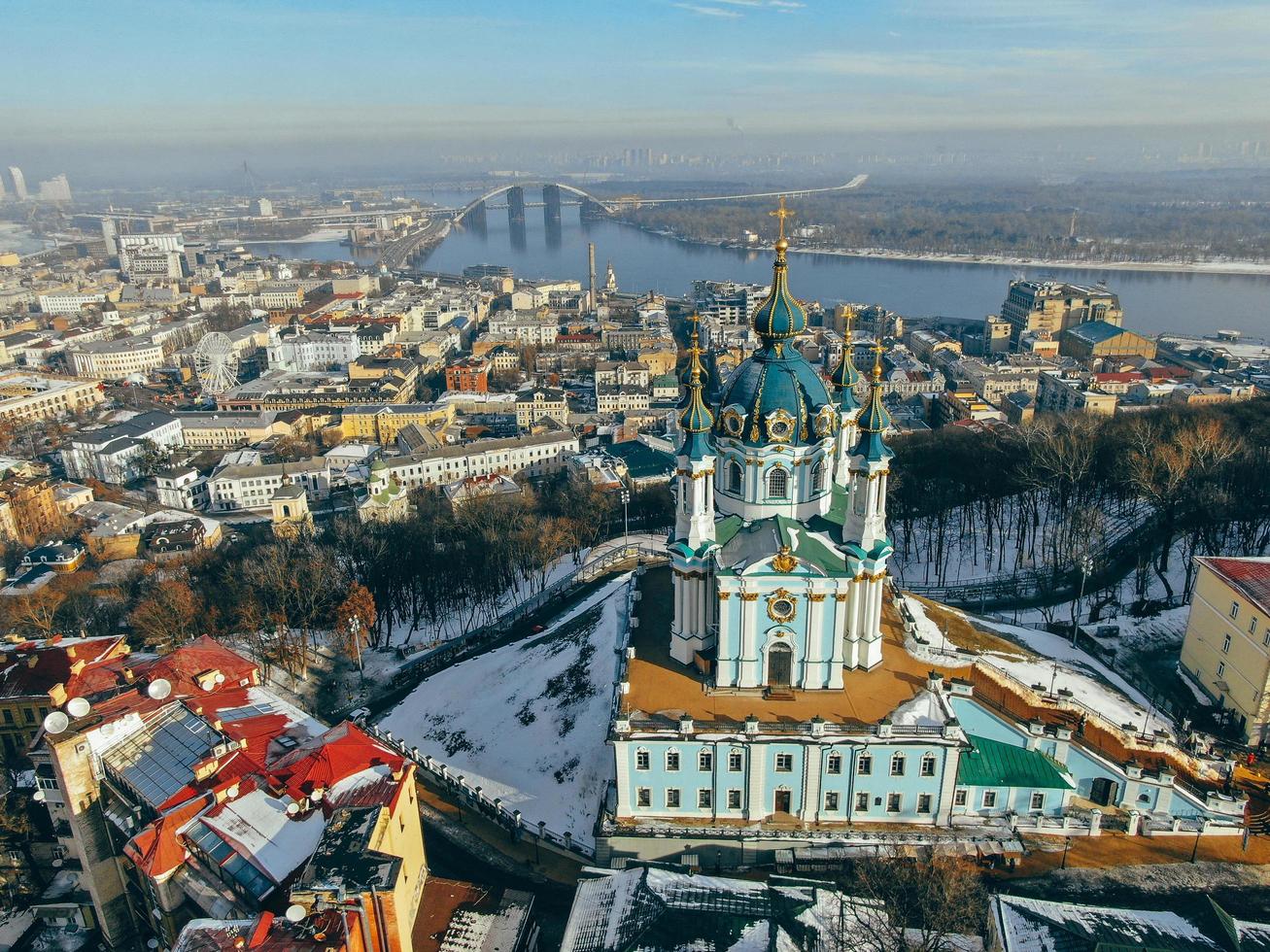 vista aérea superior de la iglesia de san andrés, paisaje urbano de kiev, horizonte de kiev, ucrania foto