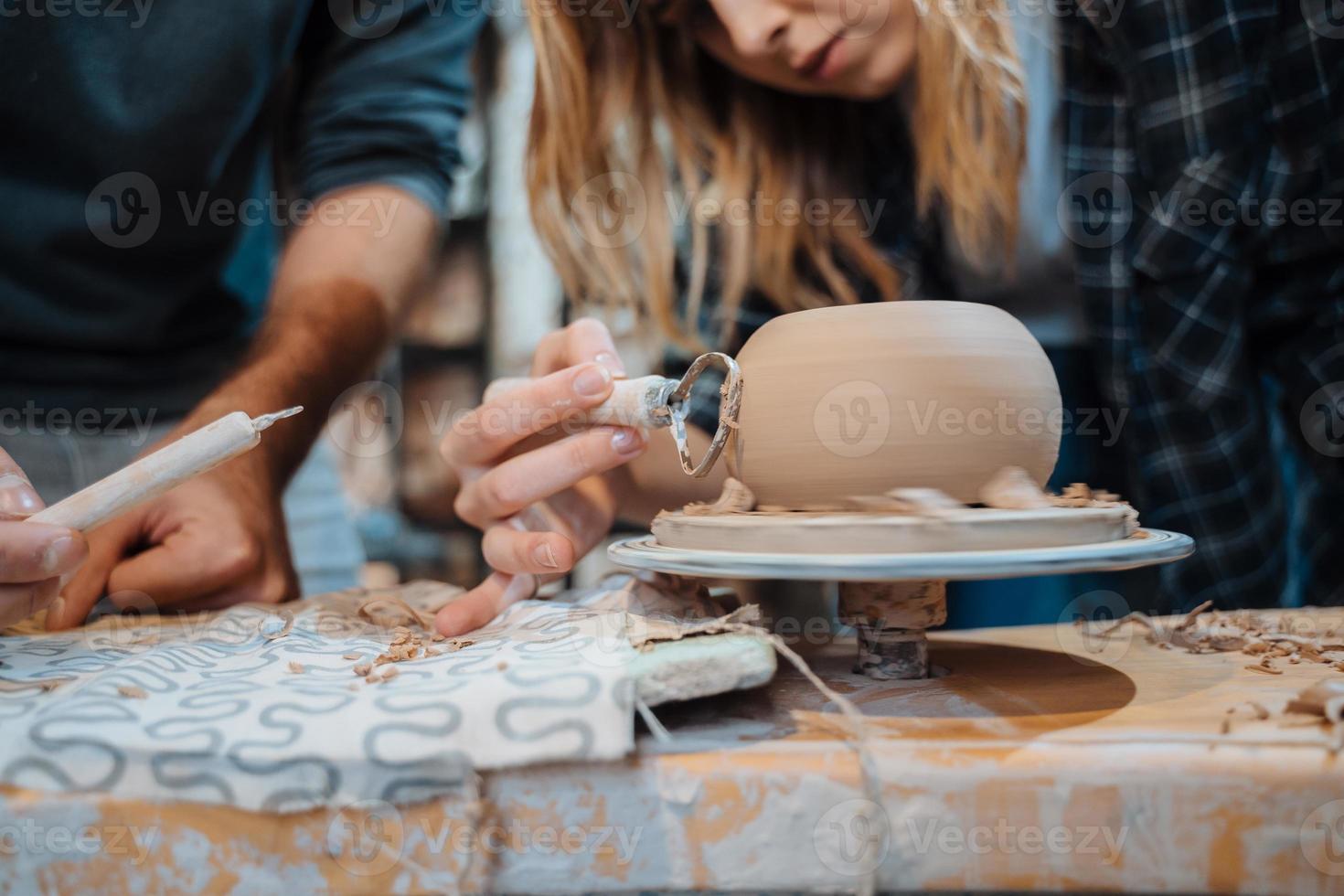 haciendo una olla de barro hecha a mano en el taller. lección de cerámica, hobby. foto