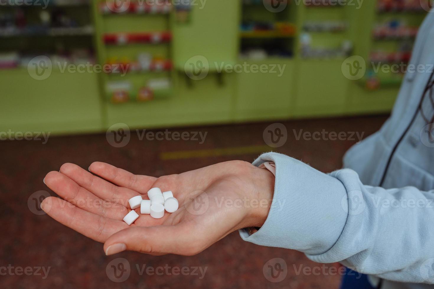 coronavirus. COVID-19. un hombre o una mujer toma y muestra pastillas. foto