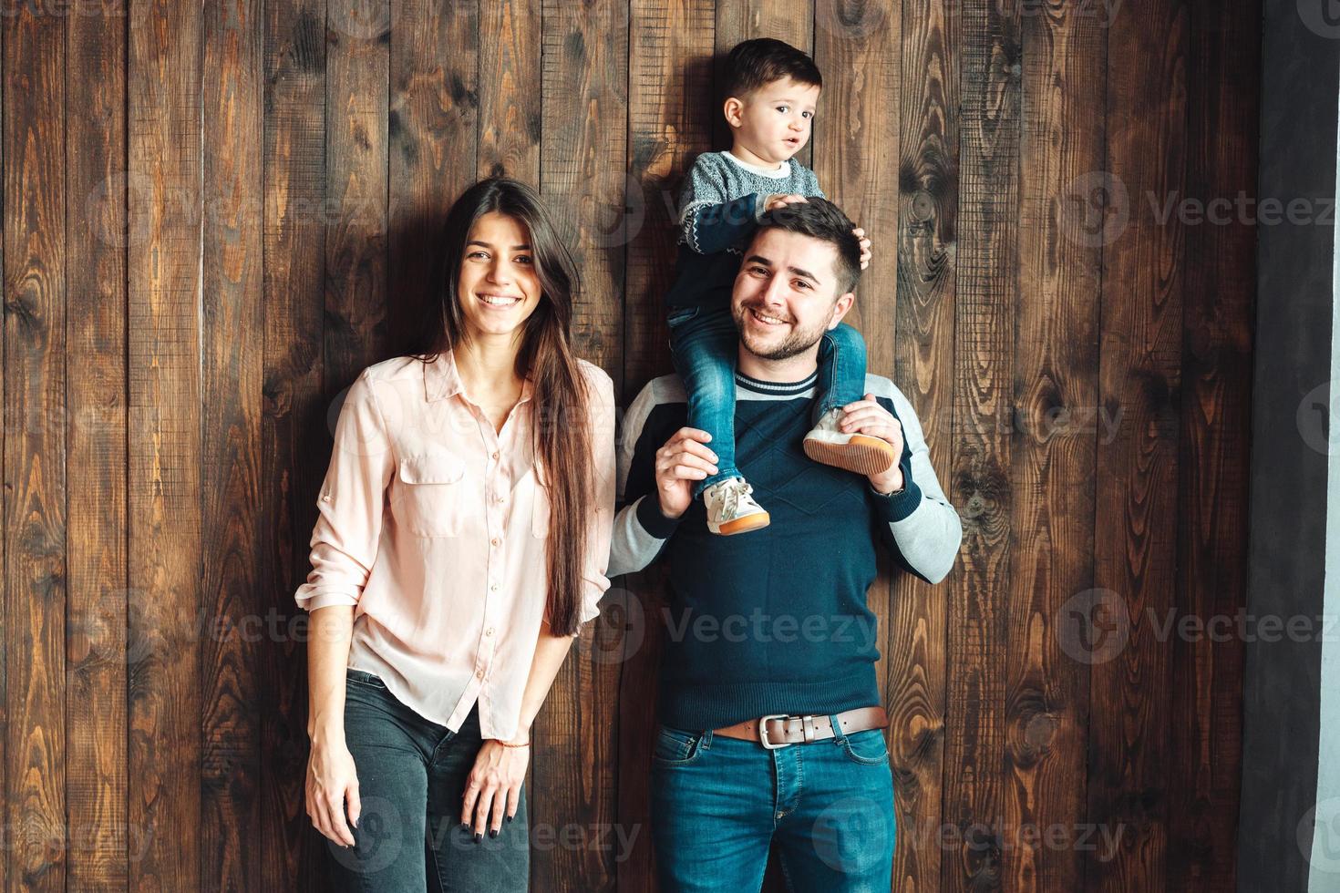 familia joven divirtiéndose en casa foto